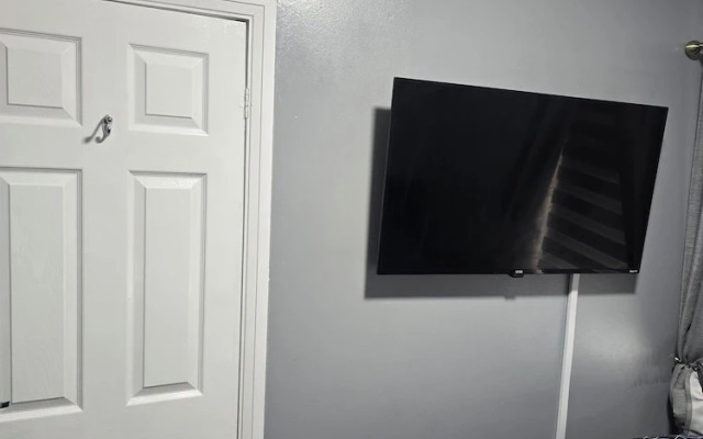 Manchester - House - Sleeps 6 - Parking - Garden