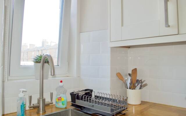 Beautiful 2 Bedroom Flat In Leith