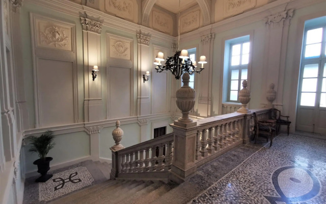 Royal Palace Luxury Suites & Hotel