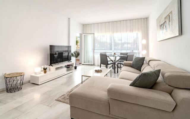 PR20 - Beach front flat Puerto Banus