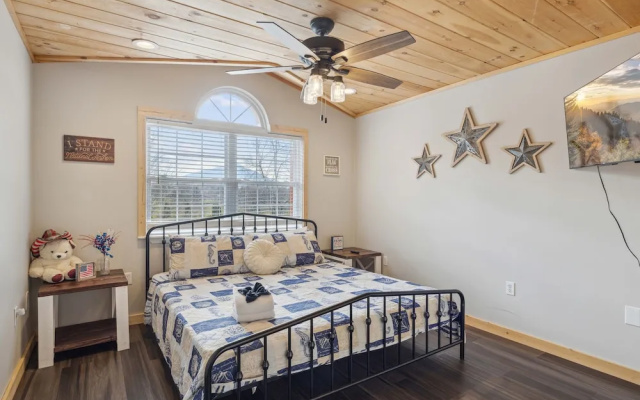 Majestic Valley View 3 Bedroom Cabin by RedAwning