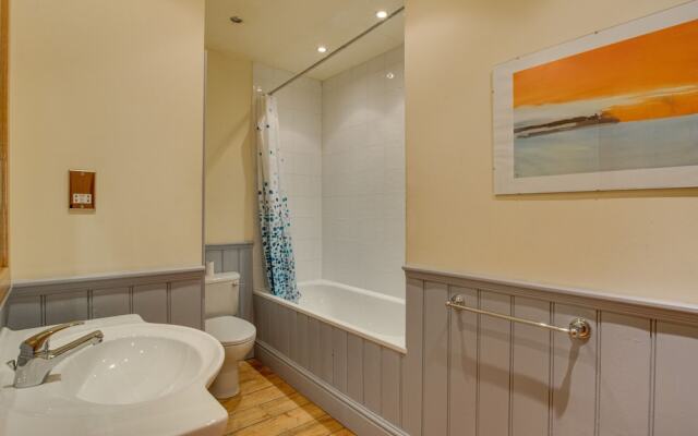 Modern Apartment Near the Estuary of the Mawddach River