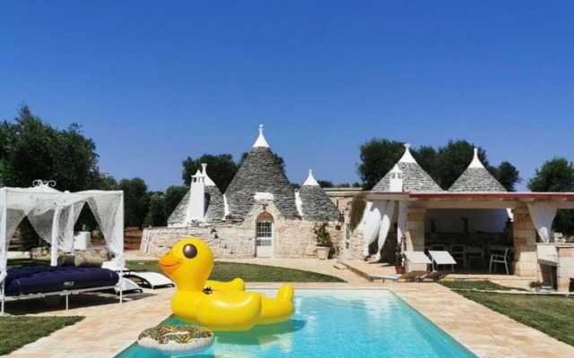 Antico trullo ristrutturato con piscina e giardino