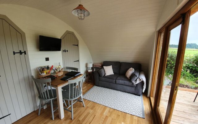 Cilsane Lodges-towy With hot tub