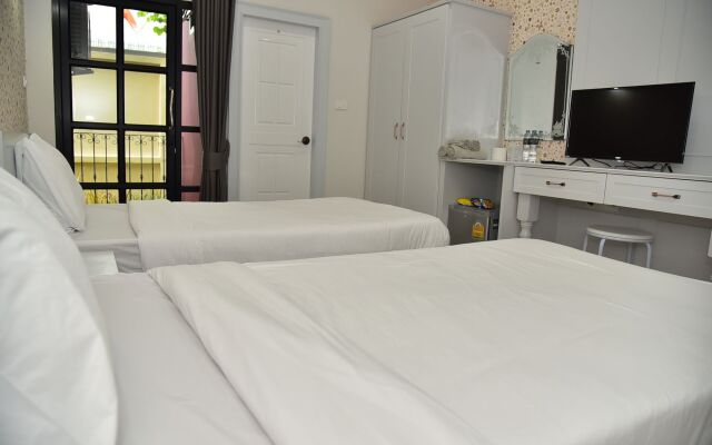 Ploy's Pearl Hotel