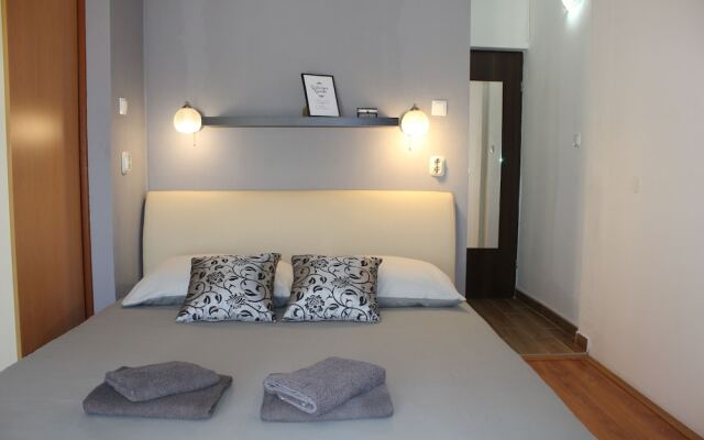 Apartments and Room Thea