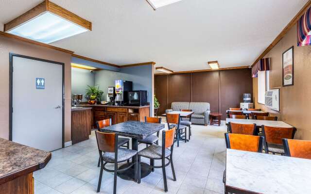 Econo Lodge Inn & Suites Auburn