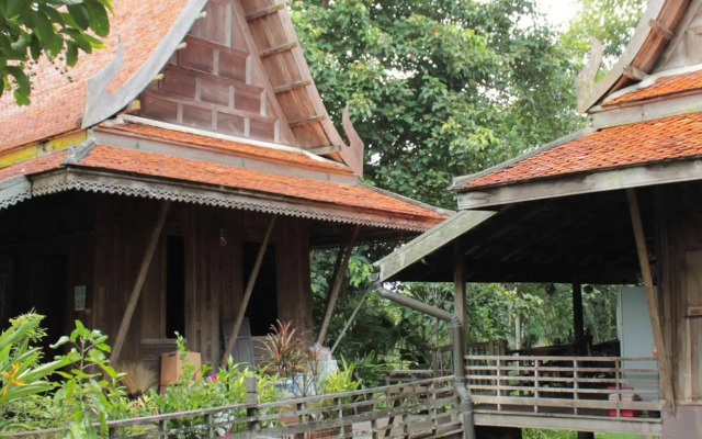 Thai Teak House Garden Homestay