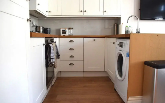 Lovely Newly-renovated 3 Bedroom Apartment in Fulham
