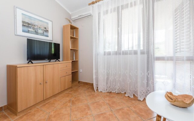 Beautiful Apartment in Grebastica With 2 Bedrooms and Wifi