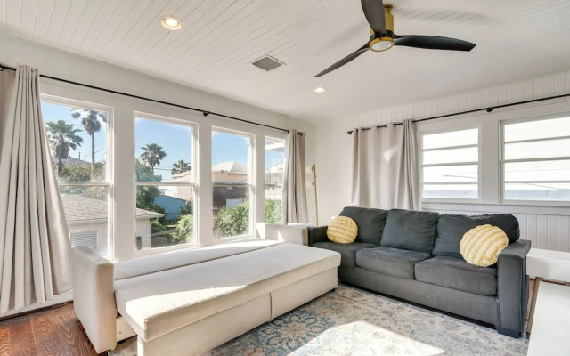 Block to Ocean: 'beachside Bungalow' in Galveston!