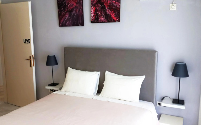 Central, Bright and Comfortable Apartment with balcony