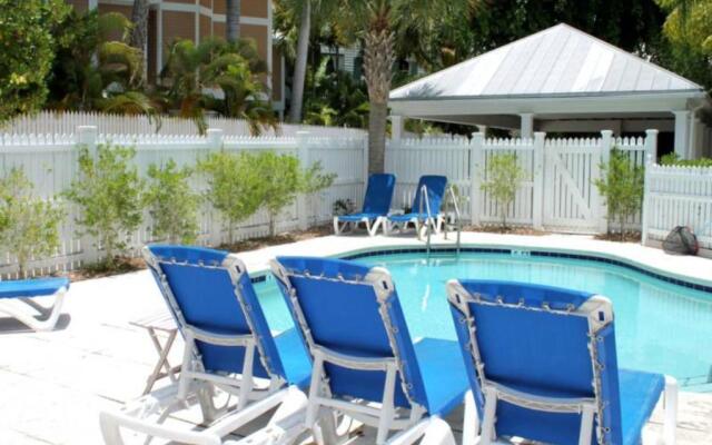 Artist Garden by Avantstay Great Location w/ Balcony, Outdoor Dining, Shared Pool & Bbq! Week Long Stays
