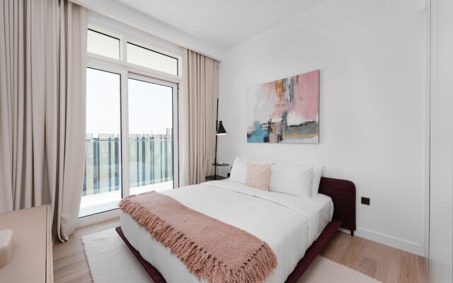 Maison Privee - Deluxe 3BR Apt w/ Dubai Marina View and Beach Access