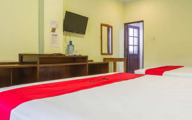 RedDoorz Plus near Pantai Barat