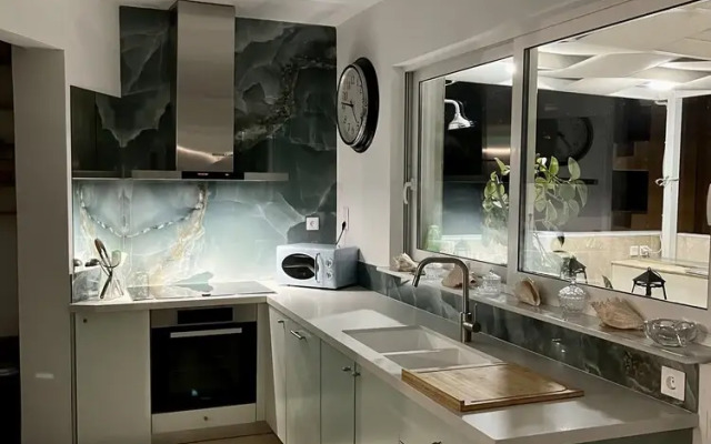 Luxurious 2-bed Seaside Apartment in Saronida