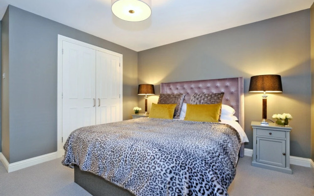Sensational Aberdeen Home With Furnished Balcony