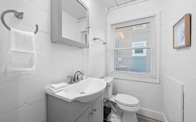 Chic City Retreat 93E