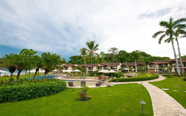 Beachfront Luxury condo with 2 swimming pool