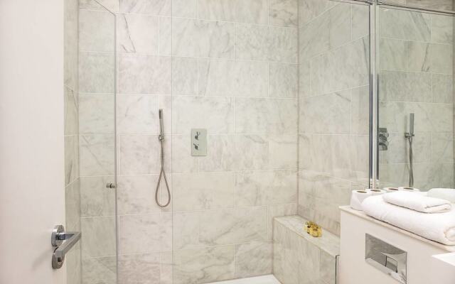 Stunning 2BR Home in West Kensington W/balcony