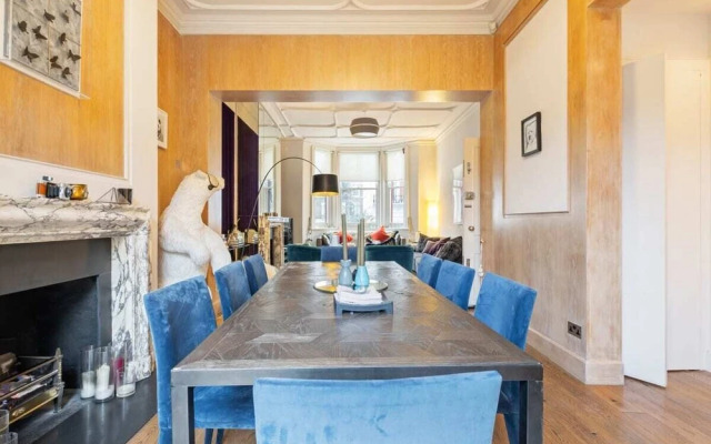 Spacious Designer 2 Bedroom Maisonette With Garden in Chelsea, London