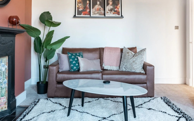 Kensington Place - 4 Bedroom Home w Free Parking