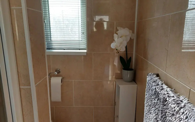 1st Floor Hillview 2 Bedroomed Central Location
