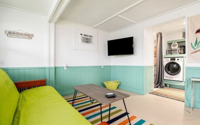 Amberjack 2 Bedroom Home by RedAwning