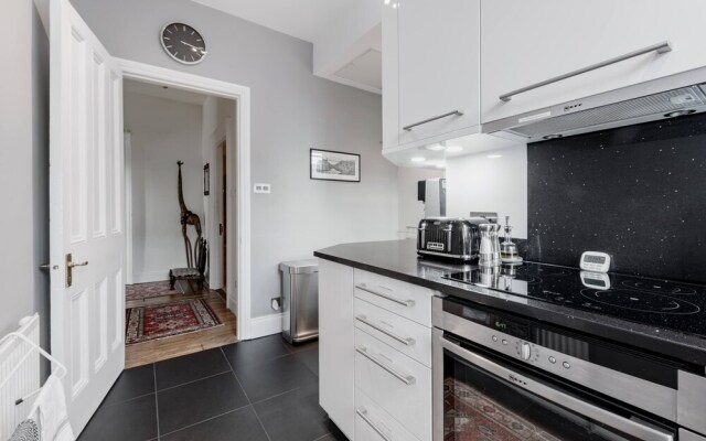 Grand Victorian Apartment in Sought-after Clifton