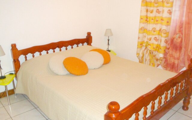 Studio in Saint Paul, With Wonderful sea View, Enclosed Garden and Wif