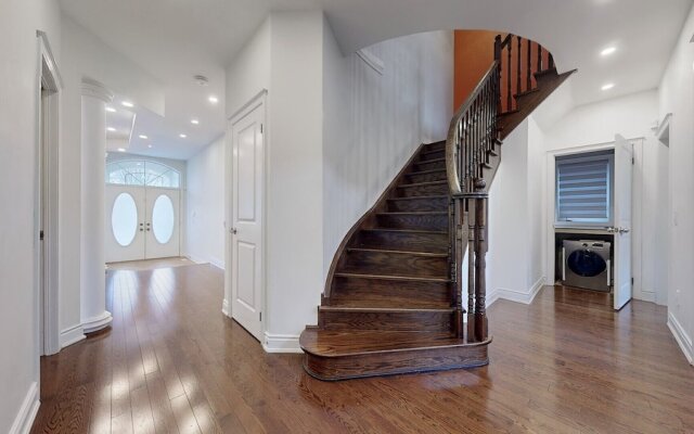Spacious Family Haven: Modern 4-bedroom Luxury Home