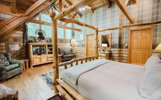Big Kahuna Lodge 3 Bedroom Cabin by RedAwning