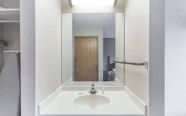 Super 8 by Wyndham Yorkville