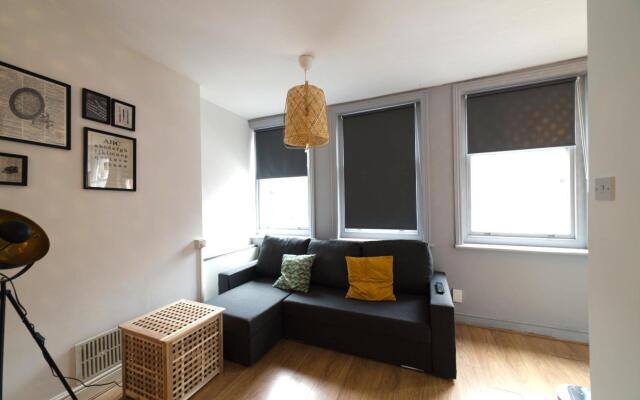 Bright Central London Apartments by DC London Rooms
