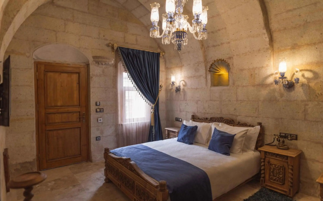 Solo Cave Suites