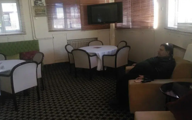 Adapalas Hotel