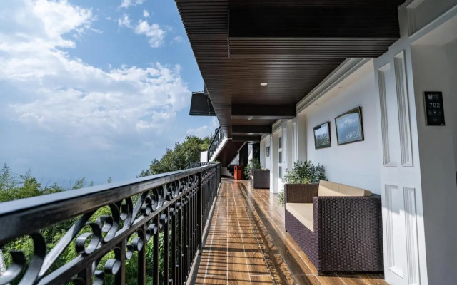 The West Gate Posada By Summit