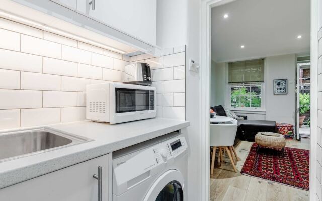 Stylish Chiswick Park Apartment