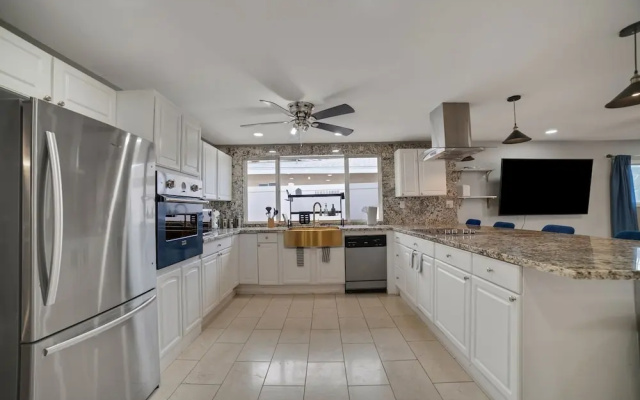 Vibrant In Vegas - 4 Bd With Shimmering Pool! 4 Bedroom Home by RedAwning
