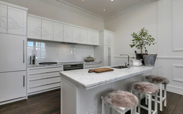 QV Luxury Elegant 2 Bedroom w Wifi-1035