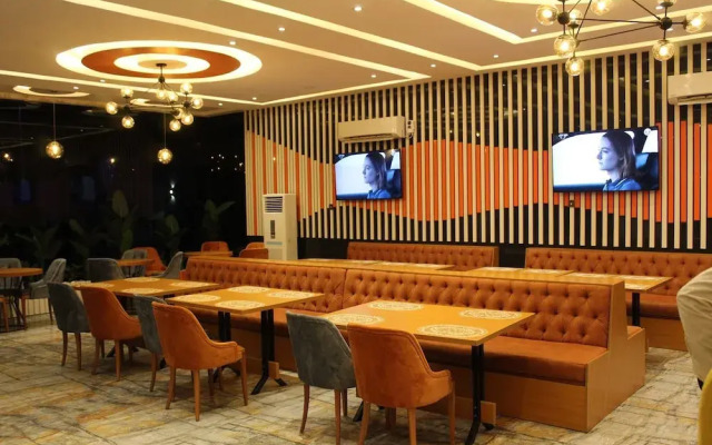 GlassTop Lounge Kubwa