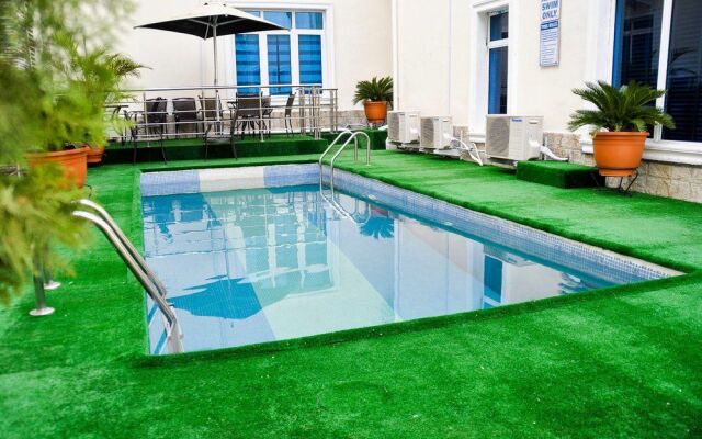 Caledonian Suites