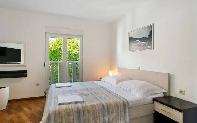 Delightful Apartment in Drvenik With Balcony