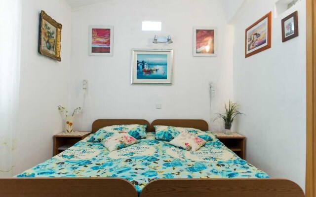 Stunning Apartment in Grebactica With Wifi and 2 Bedrooms