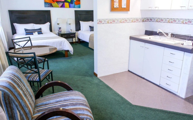 El Polo Hotel & Suites