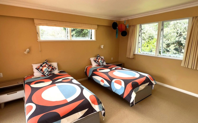 Tranquility Base - Waikanae Beach Holiday Home