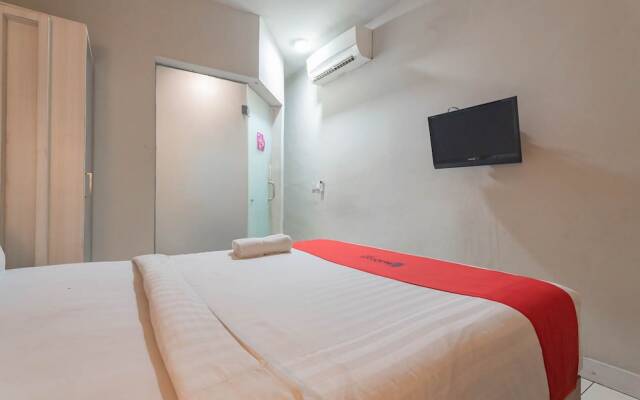 RedDoorz Plus near Asia Afrika 3