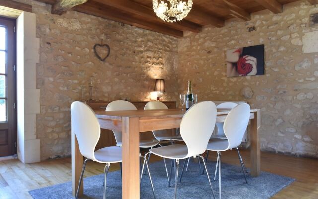 Beautiful Holiday Home with Swimming Pool, Walking Distance From the Centre of Verteillac