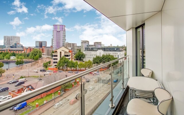 Plush Apartment in Manchester Near IWM North