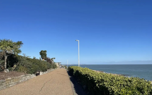 Impeccable 2-bed Apartment in Eastbourne